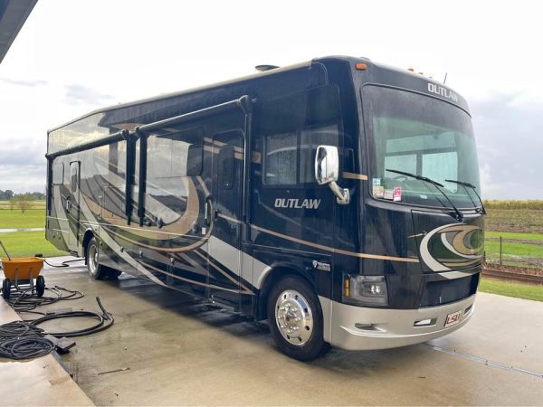 2018 Thor Motor Coach 37 BG - Image 2