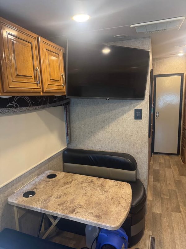 2018 Thor Motor Coach 37 BG - Image 12