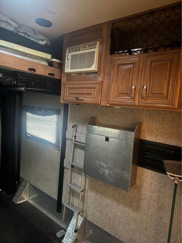 2018 Thor Motor Coach 37 BG - Image 15