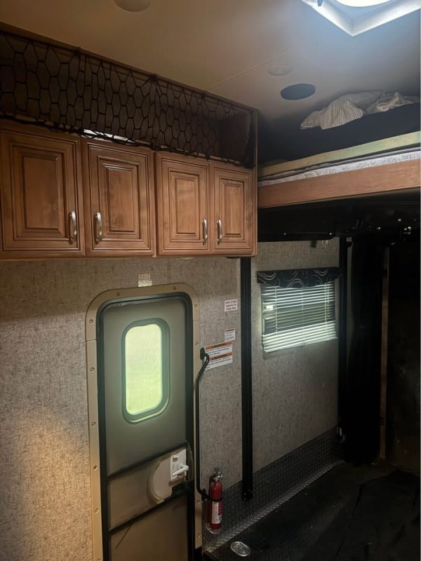 2018 Thor Motor Coach 37 BG - Image 16