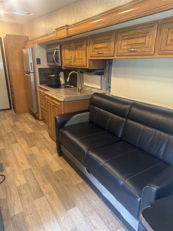 2018 Thor Motor Coach 37 BG - Image 10