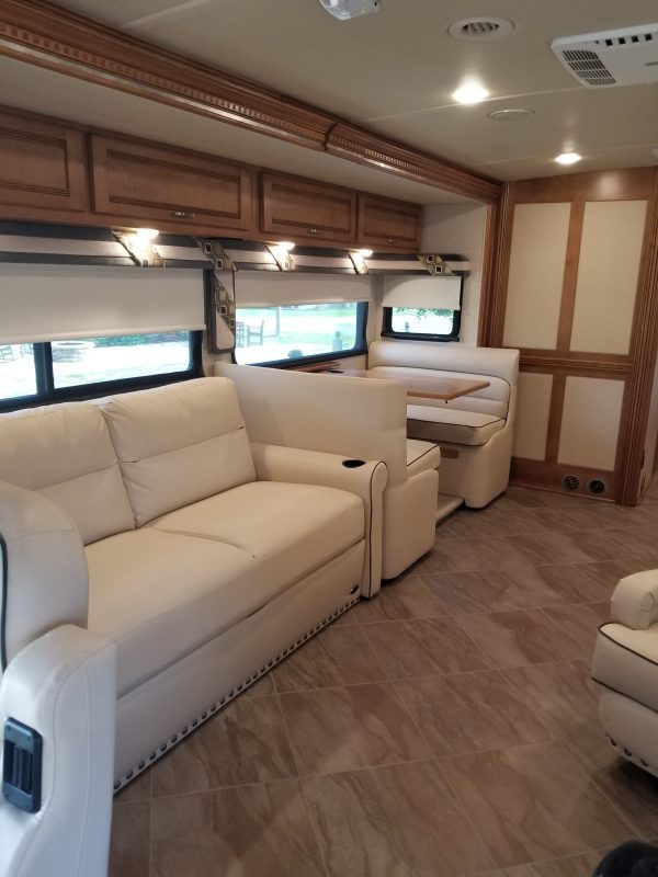 2017 Winnebago - Image 4