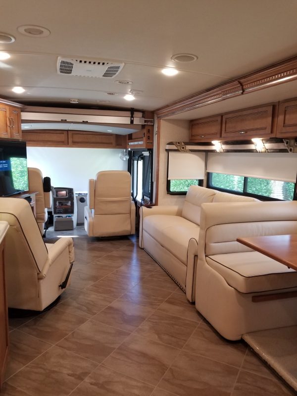 2017 Winnebago - Image 8